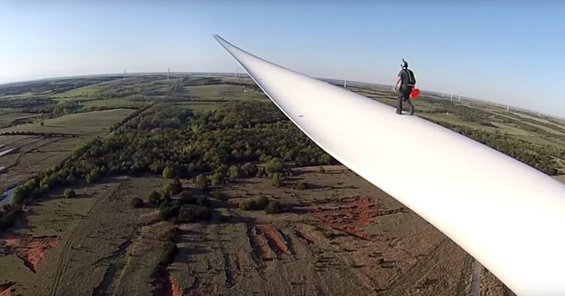 Salto BASE desde la hélice de una turbina eólica