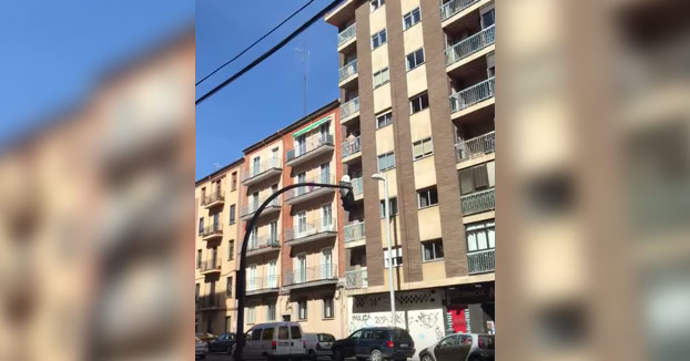 Pillados teniendo sexo en un balcón a plena luz del día en Salamanca