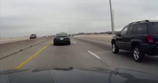 El piloto automático de un Tesla falla al reconocer un cambio de carril y choca contra la mediana