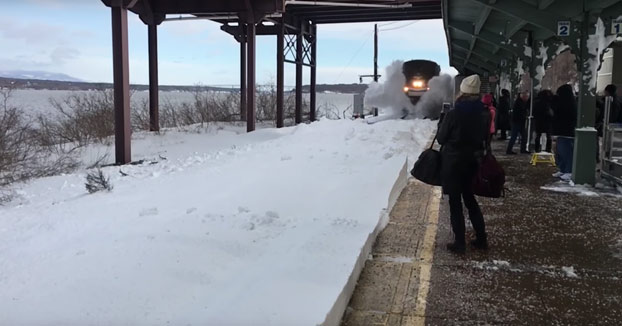 No despejan la nieve de las vías del tren y a su paso por una estación la lía bien parda