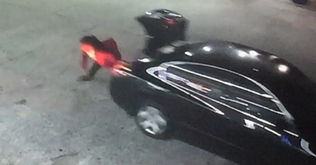 Una víctima de secuestro consigue escapar del maletero del coche del secuestrador en una gasolinera (Vídeo)