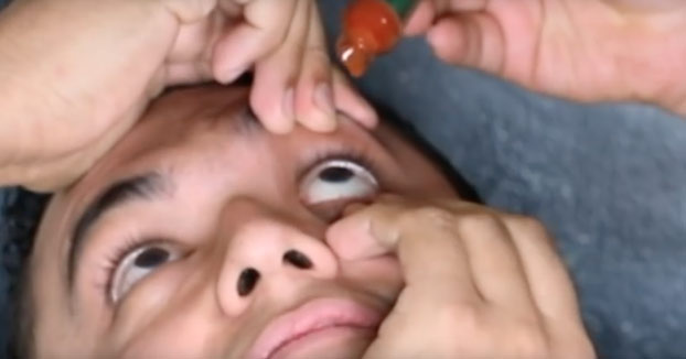 Youtubers echándose tabasco en los ojos