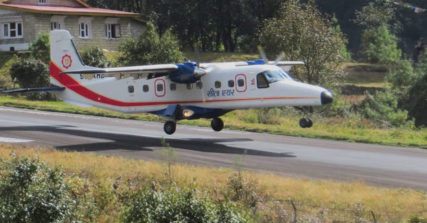 Aterrizajes y despegues en el aeropuerto de Lukla (Nepal), uno de los más peligrosos del mundo