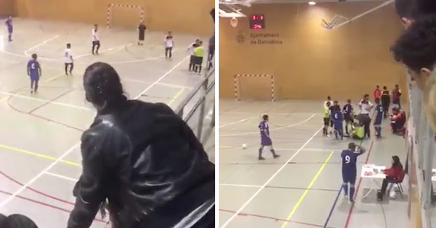 Brutal agresión al árbitro en un partido de fútbol sala con niños burlándose
