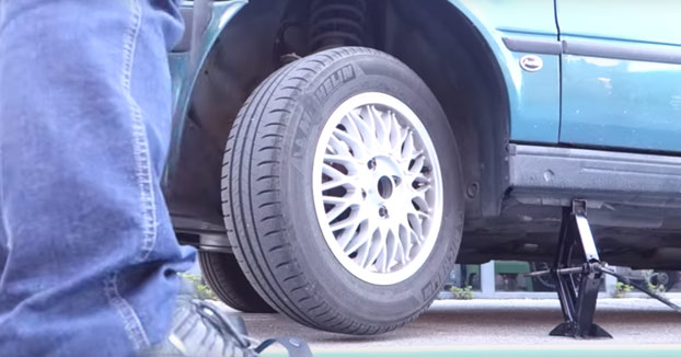 Cómo arrancar un coche sin batería con el cinturón de seguridad