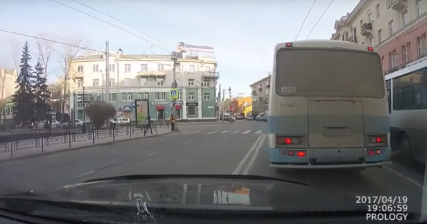 Atropella a una señora en un paso de cebra y sale del coche furioso para gritarle