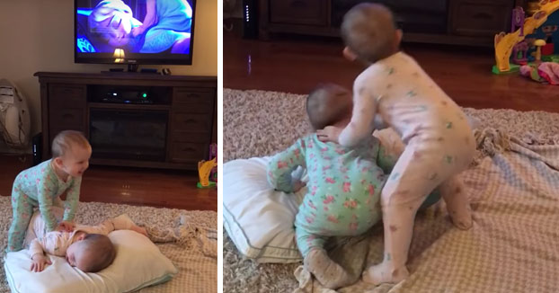 Adorable: Dos bebés gemelos imitan a la perfección una escena de Frozen
