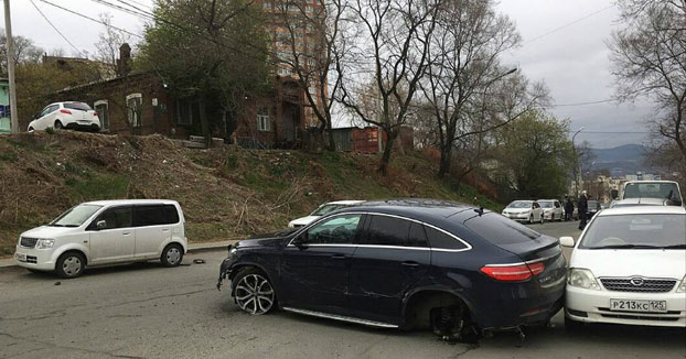 Esta chica de 22 años perdió el control de su Mercedes en una calle y la lió parda