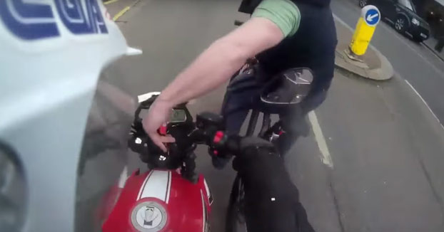 Este ciclista le roba las llaves a un motorista en plena carretera y no tarda en arrepentirse