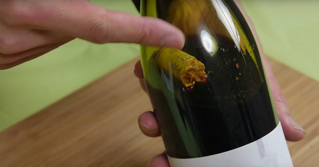 Cómo sacar el corcho de una botella de vino sin romperla