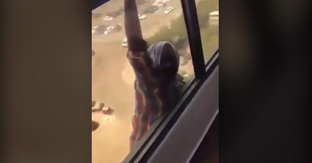 Una mujer graba a su empleada del hogar cayendo desde el séptimo piso en lugar de ayudar