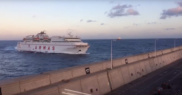 Un ferry se empotra contra el muelle del Puerto de Las Palmas de Gran Canaria
