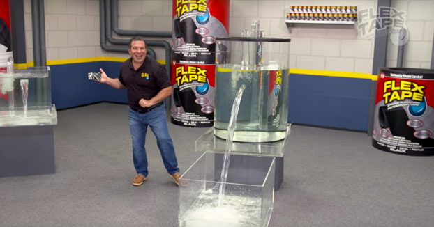 Flex Tape, la cinta definitiva para esos agujeros por los que puede pasar grandes cantidades de agua