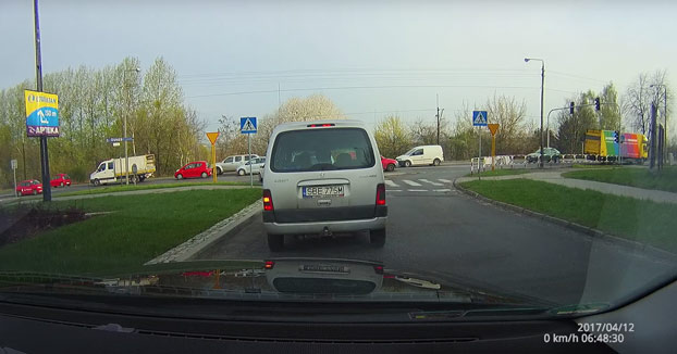 La genial idea de este conductor al que nadie le dejaba incorporarse a la carretera