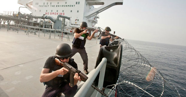 Guardias privados de seguridad defendiendo el barco disparando contra Piratas somalíes