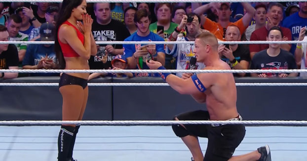 John Cena le pide matrimonio a su pareja Nikki Bella tras un combate de wrestling