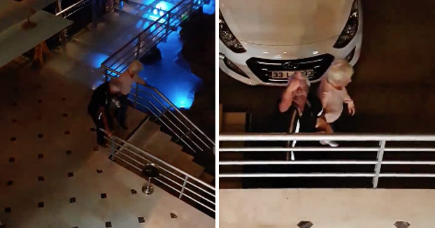 Las risas de la noche para este grupo: Una pareja borracha bajando las escaleras