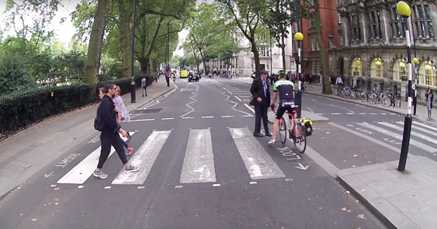 ''¡Tienes que parar, es la ley!'' Peatón bloquea a un ciclista en un paso de cebra