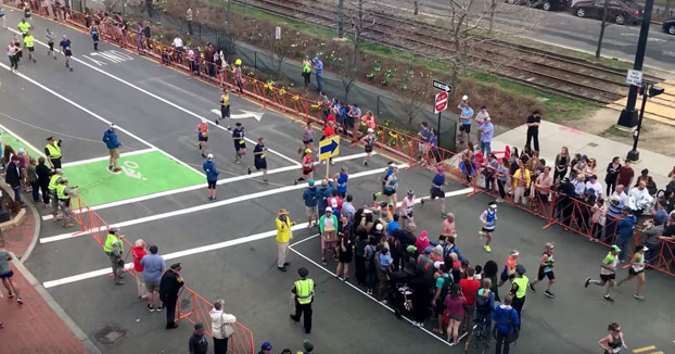 Así cruzan los peatones la calle durante la maratón de Boston