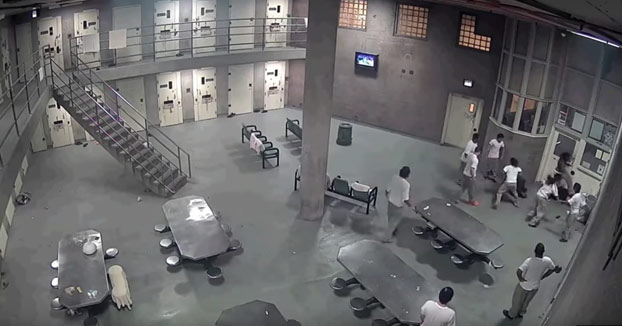 Varios presos le dan una paliza a dos guardias de una prisión de máxima seguridad
