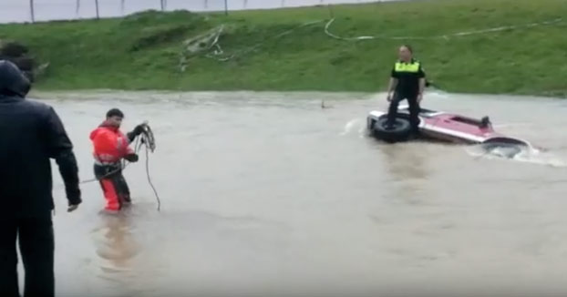 Rescate al límite de un Policía Local atrapado