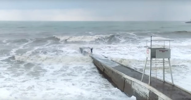 Sólo un ruso borracho podría desafiar al mar de esta manera