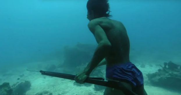 El hombre de la tribu Badjao que bucea 20 metros sin ningún tipo de ayuda para pescar