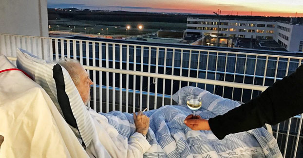 Un hospital se salta sus reglas y concede la última voluntad a un anciano: un cigarro y una copa de vino mientras ve el atardecer