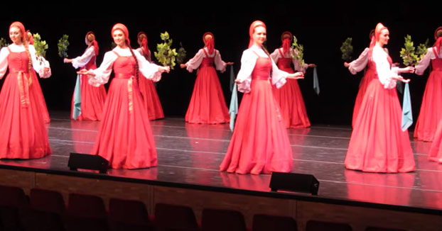 Beriozka: La danza folclórica Rusa donde las bailarinas parecen flotar