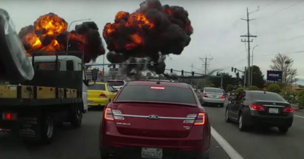 Una avioneta se estrella en mitad de una carretera de Mukilteo