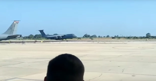 Avión de transporte militar C-5 Galaxy aterriza sin tren delantero en Rota