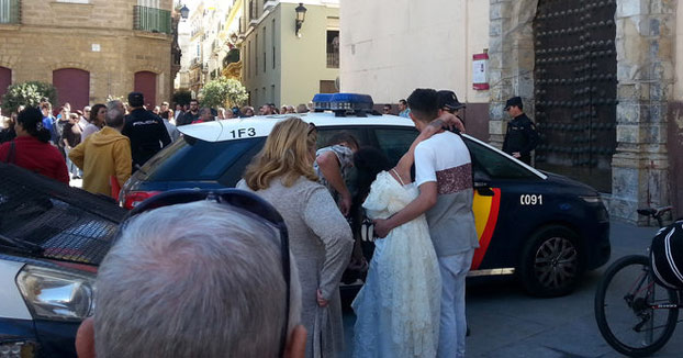 Una boda con un detenido, un preso y una fugada en el Ayuntamiento de Cádiz