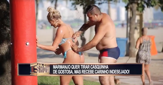 Creen que han ligado con la rubia en la ducha de la playa, pero la realidad es otra