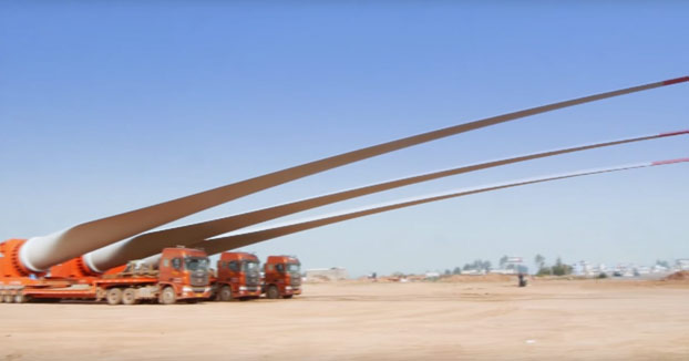 Así de impresionante es el transporte de estas palas de 52 metros de un aerogenerador