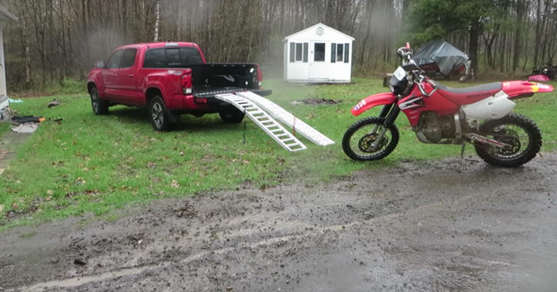 Cargando la XR650 R en la camioneta