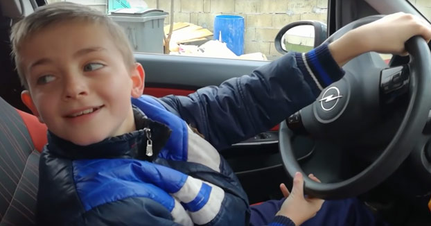 Dejarle el coche a tu hijo de 10 años por el jardín de casa. ¿Qué puede salir mal?