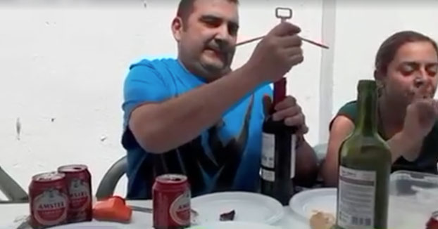 Ingeniero abriendo una botella de vino en una comida familiar