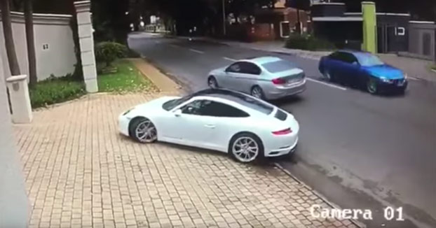 Intentan robarle el Porsche a punta de pistola pero el conductor actúa rápido y consigue escapar ileso