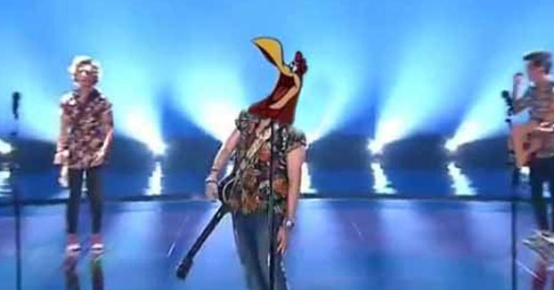 Los mejores memes del gallo de Manel Navarro en su actuación en Eurovisión 2017