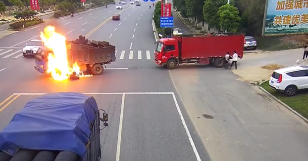 Salvan a un motorista de morir quemado después de chocar contra el depósito de un camión