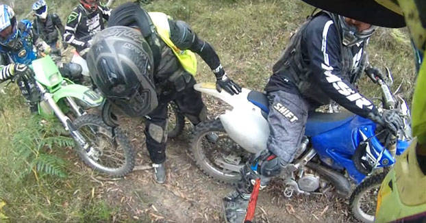 Se le clava una estaca en la pierna cuando iba con los colegas en moto por el monte