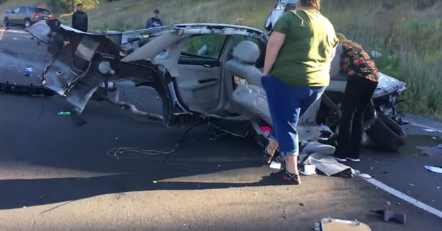 Mujer tiene un accidente, el coche queda partido por la mitad y ella sale prácticamente ilesa