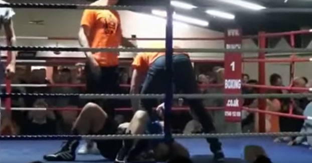 El árbitro ordena a un luchador que deje de pelear pero no hace caso y recibe su merecido