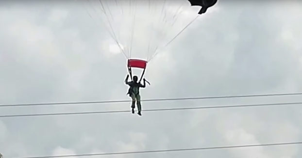 Paracaidista choca contra unos cables de alta tensión