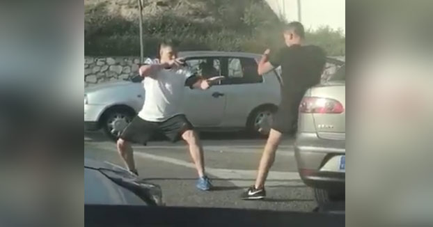 La pelea de tráfico más loca en Málaga entre dos jóvenes arrasa en Internet
