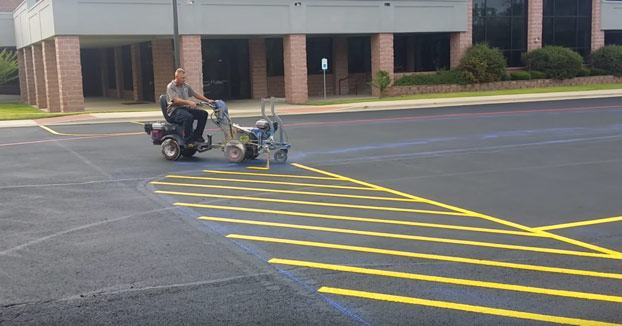 La persona que mejor pinta las rayas del parking