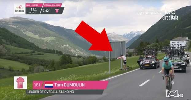 Al ciclista Tom Dumoulin le da un apretón en pleno Giro de Italia cuando iba líder