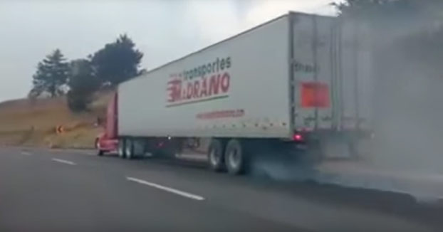 Tráiler sin frenos a 160 km/h por la autopista buscando un lugar para frenar escoltado por la policía