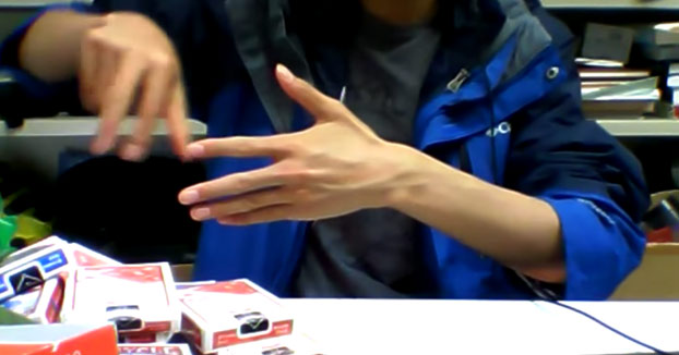 Este joven lleva el mítico truco de los dedos a otro nivel muy superior