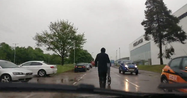 Estos chicos no se apartaron de la carretera y el conductor decidió vengarse